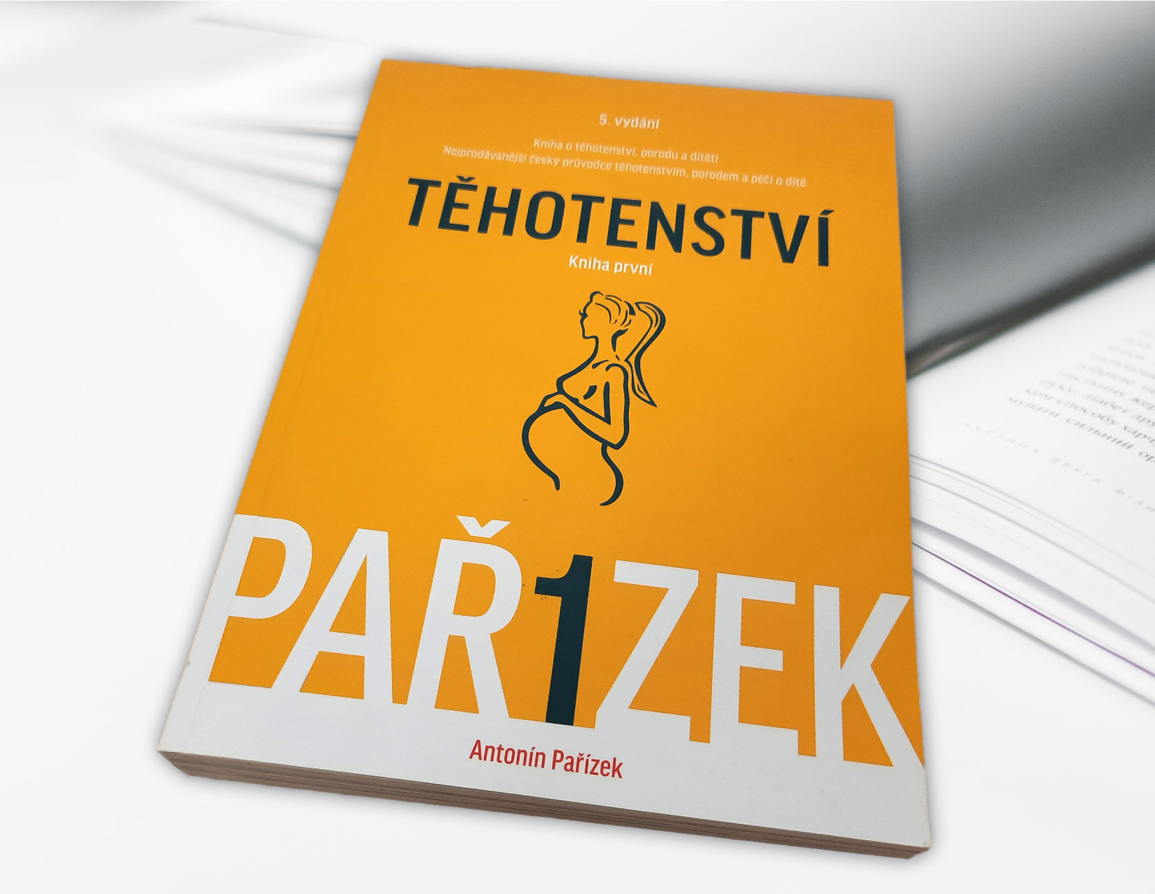 Těhotenství od Antonína Pařízka patří mezi nejpopulárnější knížky na toto téma u nás. Pozornost je v ní věnována i zácpě a dalším souvisejícím potížím.